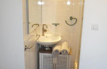 Gentlemen appartement au premier étage à 50 metres de la mer - Photo 9