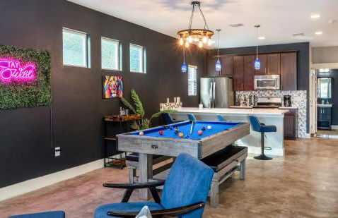 Upstay Entertainment Hub w Games & Outdoor Firepit - Foto 8