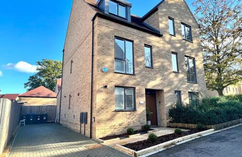 London 4-Bed in Coulsdon, 20 mins Gatwick, Parking - Foto 1