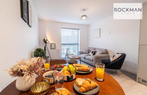 Royal Oak Apartments 3 - Secure Parking - Perfect for Contractors - 2 Bedroom - 2 Bathroom - Fast Wi-fi - Long Term Stays - - Foto 2