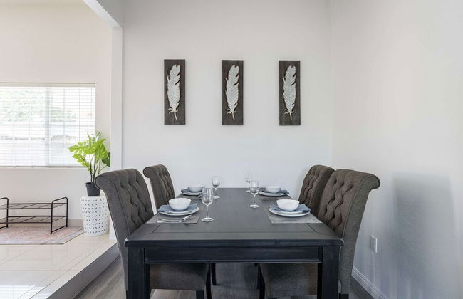 Elegant Retreat Modern Comforts, Prime Location - Photo 35