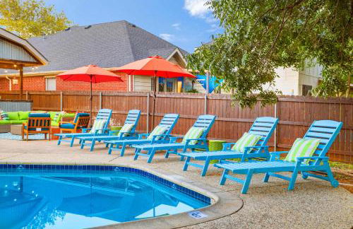 Resort Style Backyard Pool Pickleball Court - Foto 59