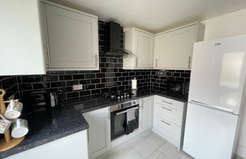 Lovely 2 bedroom apartment with a garden - Photo 6