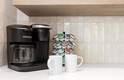 Parking! Hot tub! 10 min walk to beach - Foto 18