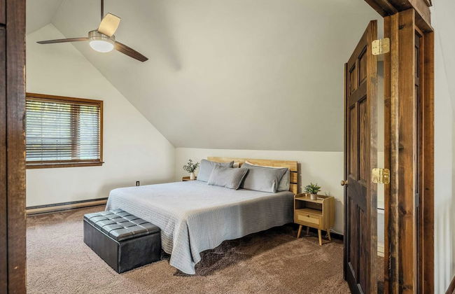 Sky View Chalet by Avantstay Stunning Interior, Spacious Deck, Hot Tub, & View - Photo 19