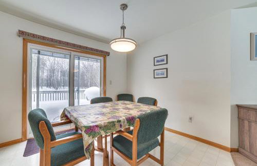 Cozy Mancelona Home Ski, Golf and Snowmobile! - Foto 7