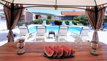 Villa Mendula Trogir - Luxury villa by the beach - heated pool - lush green garden - Foto 4