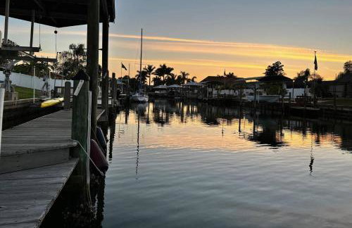 Pirates Den a 4BR Pet-Friendly Waterfront Oasis with Pool, Dock, Personal Water Boats, Fire Pit, Game Room and Bar - Foto 37