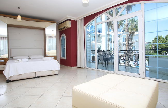 Seahorse Deluxe Hotel - Photo 8