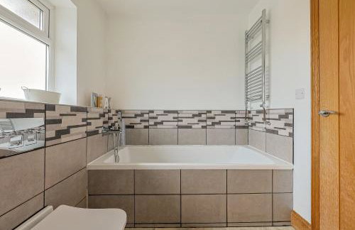 Spacious Self Contained Annexe with Parking - Pass the Keys - Foto 7