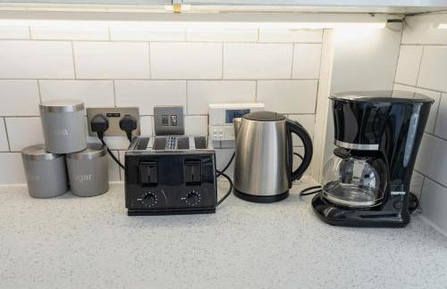 5 Min to Heathrow & Uxbridge Station with Parking - Photo 9