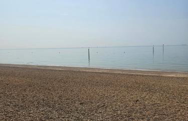 By-the-Beach, Sea view 2 bedroom Loft Studio Apartment & Free Parking - Foto 28