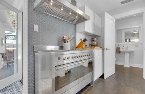 MIDCENTURY MANOR-Hot Tub & 5 Blocks to Town Center - Foto 7