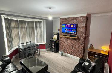 Giga Residential 4 Bedrooms, 8 guests , Near City Centre, Arcade Machine, Sky TV, Netflix, Free Wifi, Free Parking - Foto 10