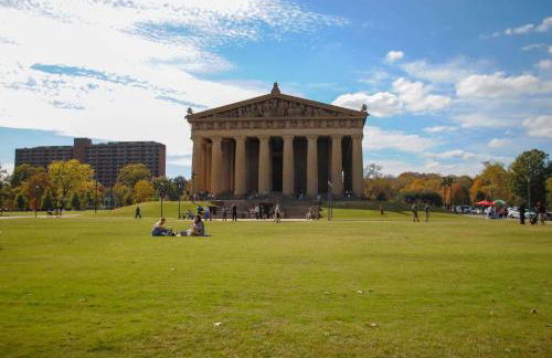 6 Bed with En Suite Baths, Host Up to 20, Rooftops, Parking, Gourmet Kitchens, Cozy Living Spaces, Skyline Views & Fire Table, Near Downtown, Distilleries & Marathon Village, High-Speed Wi-Fi, 24hr Hospitality - Foto 3