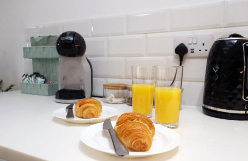 large 2 bed central apartment with balcony and private parking - Foto 30