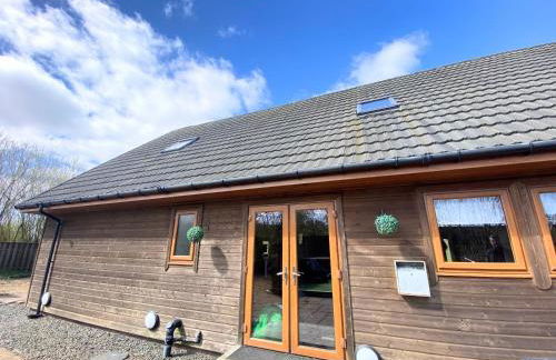 Lbtie Lodge with Two Private Hot Tubs - Fife - Loch Leven - Lomond Hills - Photo 17