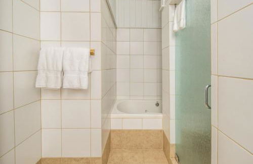 Stunning 4BR Retreat, Deck, Ping Pong, Near Marina - Foto 38