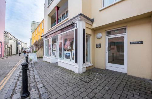 Beautiful Central Tenby Apartment with free parking - Photo 12