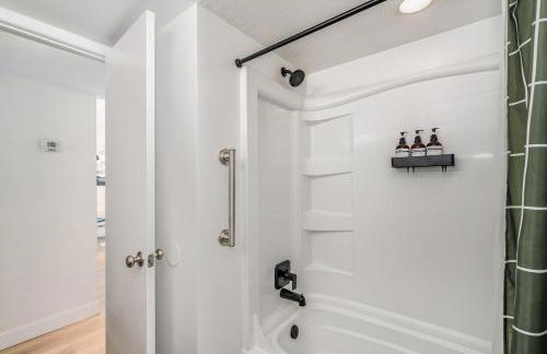 Bright King Bed Escape Pondview Half mile to Beach - Foto 17