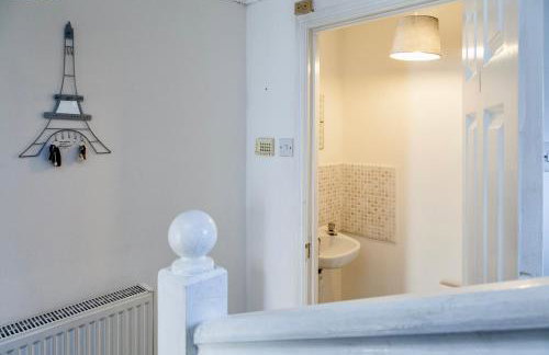 Cozy 3-Bed Retreat Near Manchester Airport Ideal for Families & Groups - Foto 33