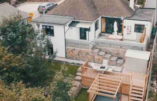 Luxury Renovated Bungalow with wheel chair access, Hot Tub and Fire Pit - Foto 49