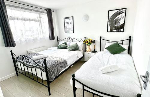 5 bedroom detached house sleeps 13 spacious Parking 5 mins driving to Bicester Village - Foto 5