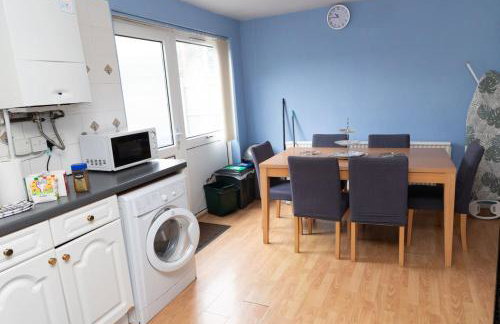 3 bed home sleeps 8 people located 1 min from train stop - Otley Terrace - Photo 3
