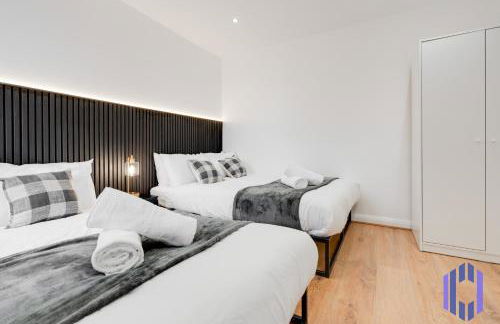 Sophisticated & Stylish Flat near Manchester Airport - Sleeps 9 - Foto 11