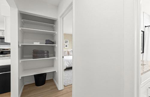 Renovated 1BR Upper Flat Modern King Suite - Foto 34