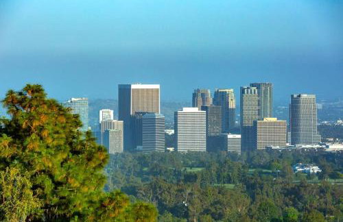 Stunning Modern Estate in BH with Pool, Spa, and Views - Foto 41