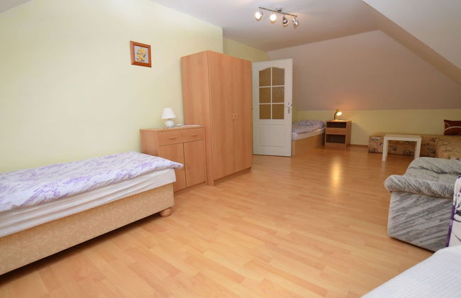 Comfortable Detached House With Large Garden - Photo 7