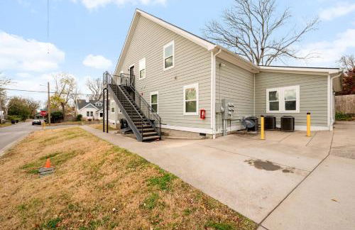 *NEW* Charm on Church ~ Cozy, Modern, Downtown Apt - Foto 49