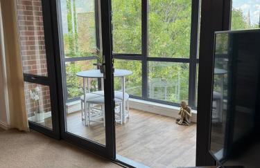 Uxbridge-Modern 2 bed Apt with Lift & Parking - Photo 21