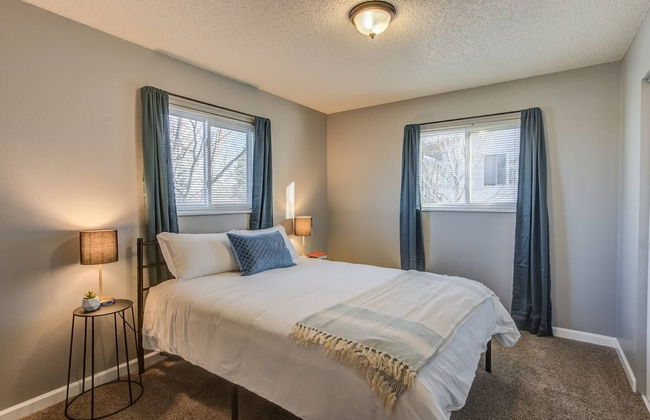 2BR Aptmt Parks Private Deck, Mountain Views! - Photo 9