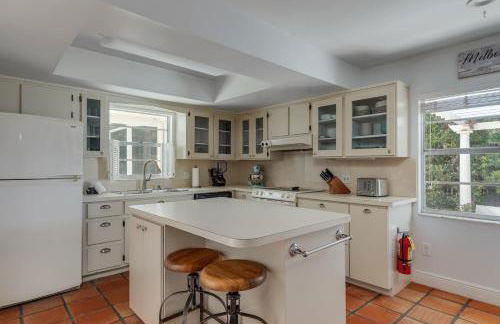 Surfs Up - retreat at the beach with heated pool - Foto 13