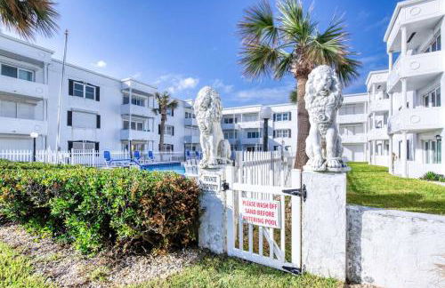 Oceanfront Elysium with a pool - Photo 37