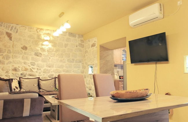 Chic and Elegant Flat Near Beach in Montenegro - Photo 6