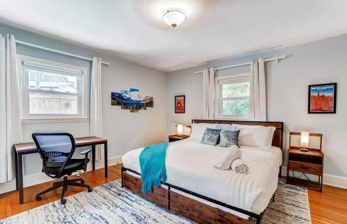 Poolside Bungalow with Fire Pit Fun and King Suite - Foto 13