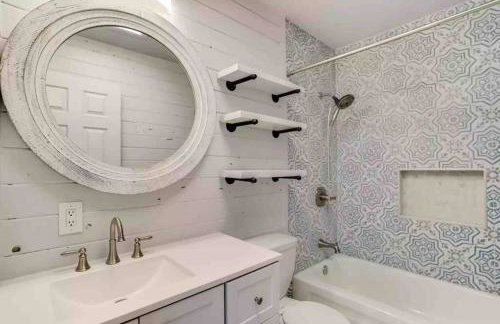 Comfy, contemporary quiet retreat vacation home with views - Foto 13