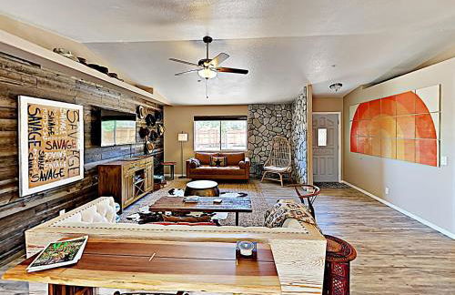 Rawhide Ranch - Walk to Pappy and Harriet's with Hot Tub! home - Foto 6