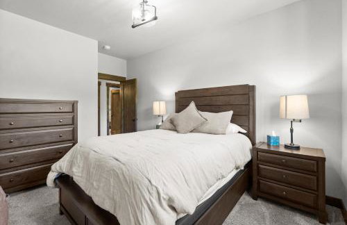 Snowghost Den-Luxury Ski In Ski Out Home Sleeps 9 with 3 Bedrooms 2 and a half Bathrooms and Private Hot Tub - Foto 11