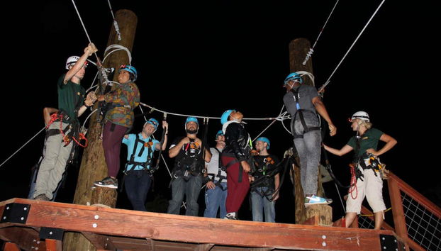 Grupo de tirolina nocturna