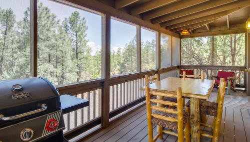2 Mi to Show Low Lake: Scenic Cabin w/ Balcony - Foto 2