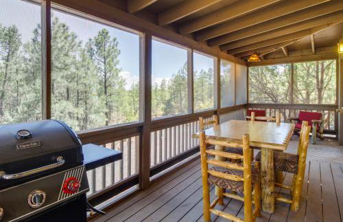 2 Mi to Show Low Lake: Scenic Cabin w/ Balcony - Foto 2