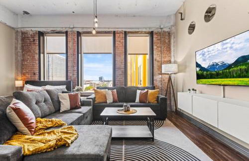 Heart of Downtown Dallas 2BR 2BA Getaway - Photo 1