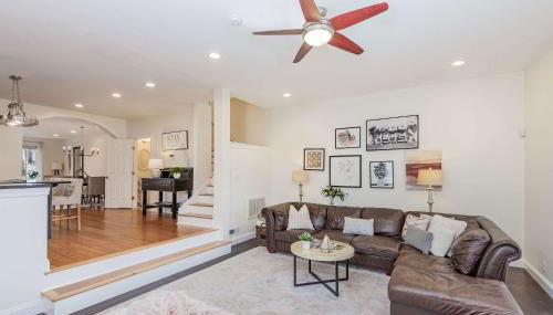 Rhythm & Rest Group Stay with Grill & Cozy Fireplace - Foto 2