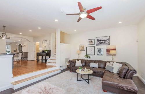 Rhythm & Rest Group Stay with Grill & Cozy Fireplace - Foto 2