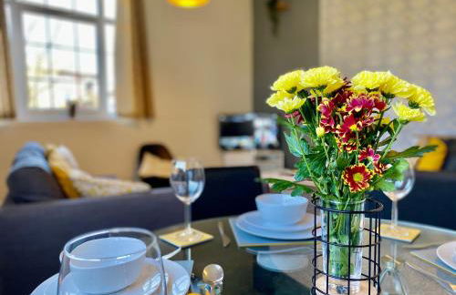 4 Single beds or 2 Doubles - FREE PARKING SPACES - SMART TV's - City Centre Spacious flat - Photo 4