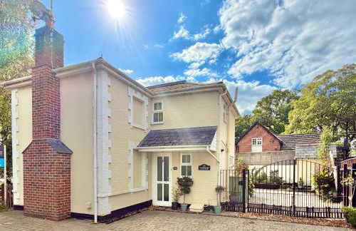 Gateman's Cottage - Three Bedroom Detached Home - Free Parking - Close to New Forest and Beaches - Photo 1